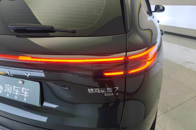 Geely Galaxy Starship 7 EM-i 2025 — фото 8