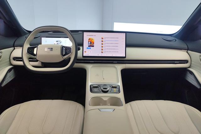Geely Galaxy Starship 7 EM-i 2025 — фото 13
