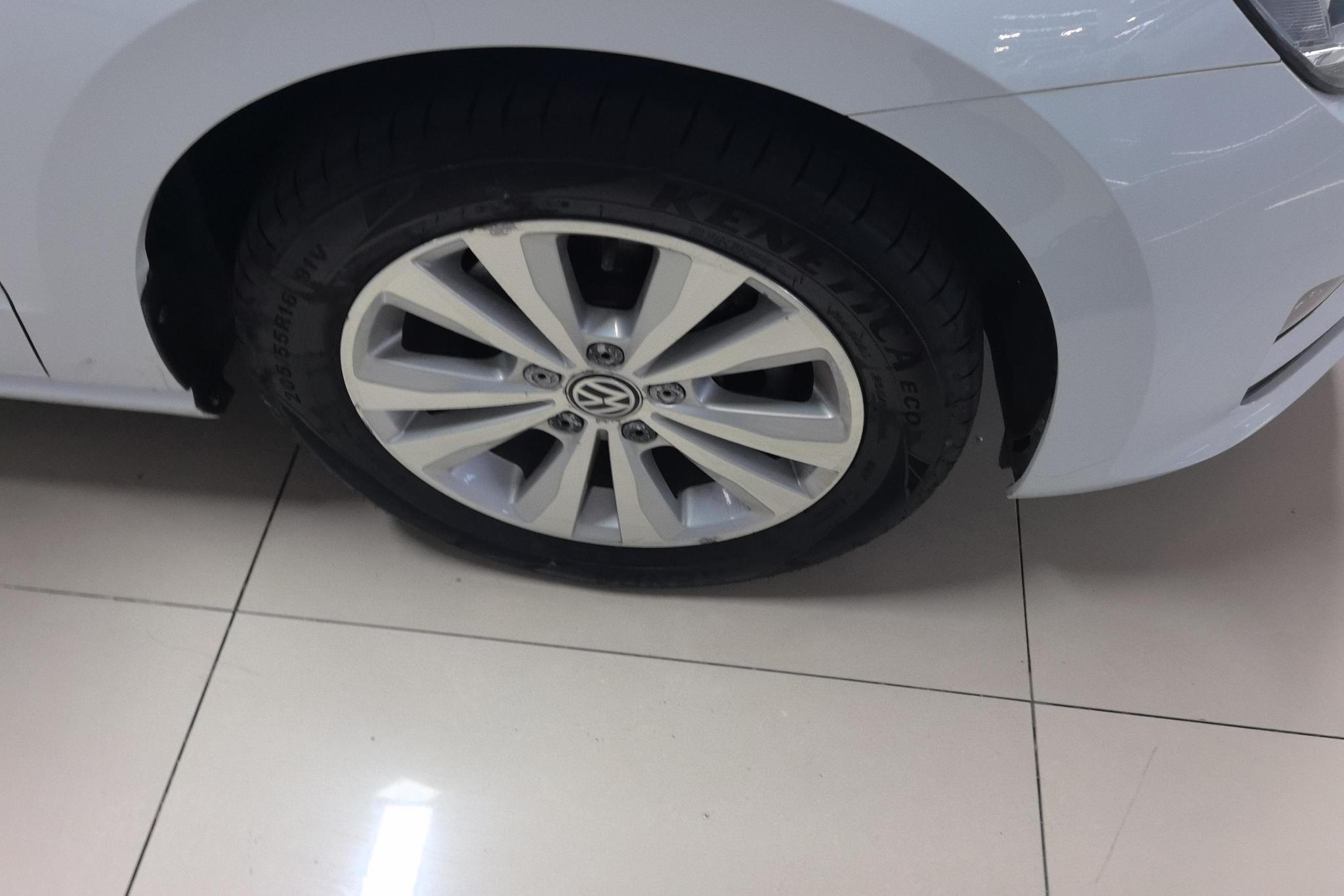 Volkswagen Golf · 2016 230TSI MT