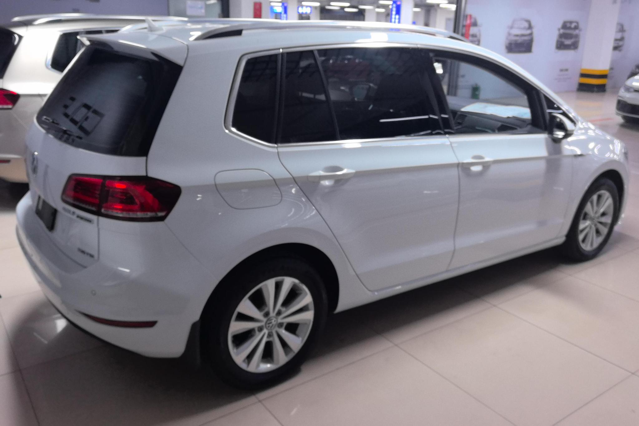 Volkswagen Golf · 2016 230TSI MT