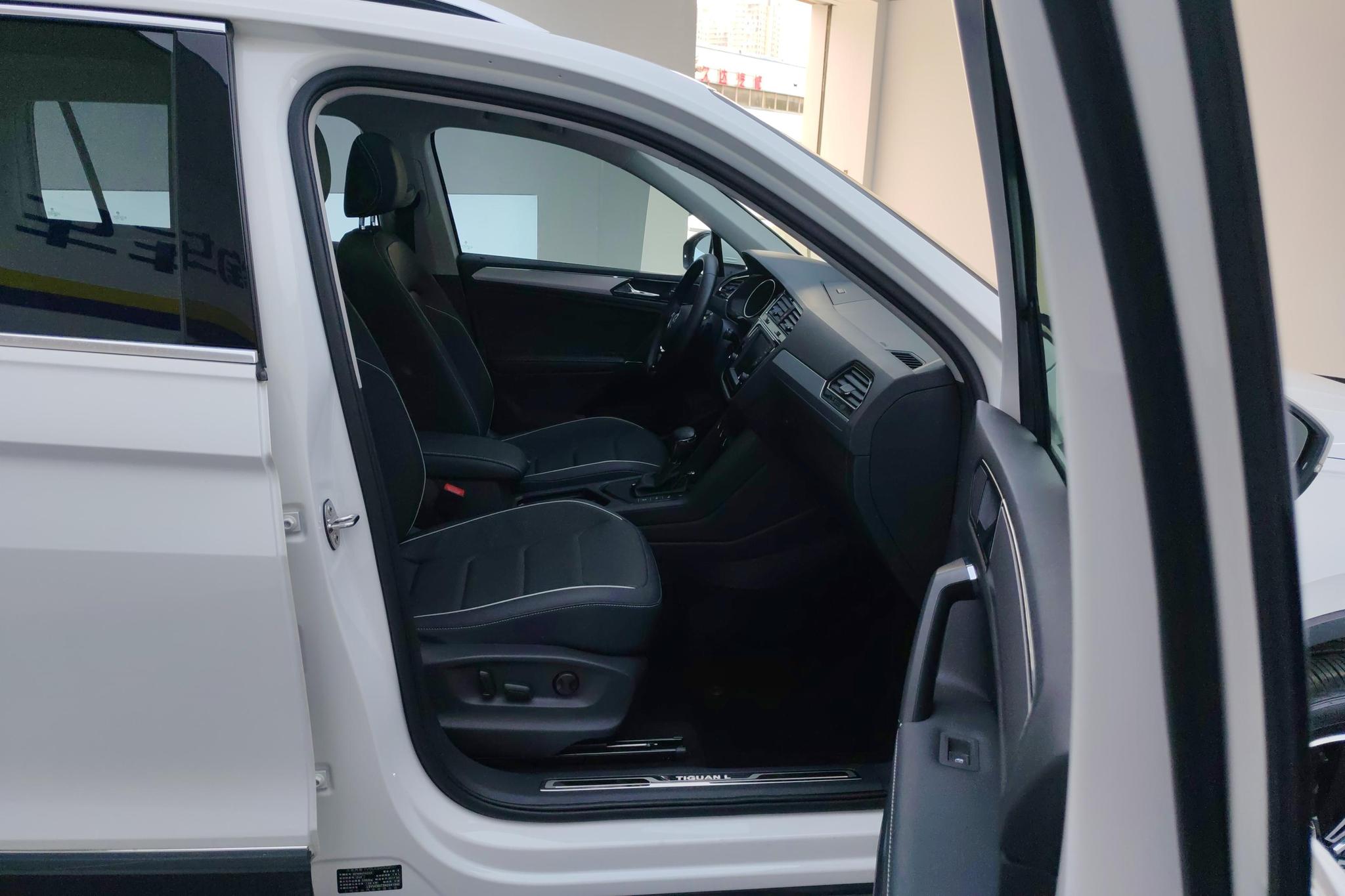 Volkswagen Tiguan L L 2017 330TSI AT Flagship