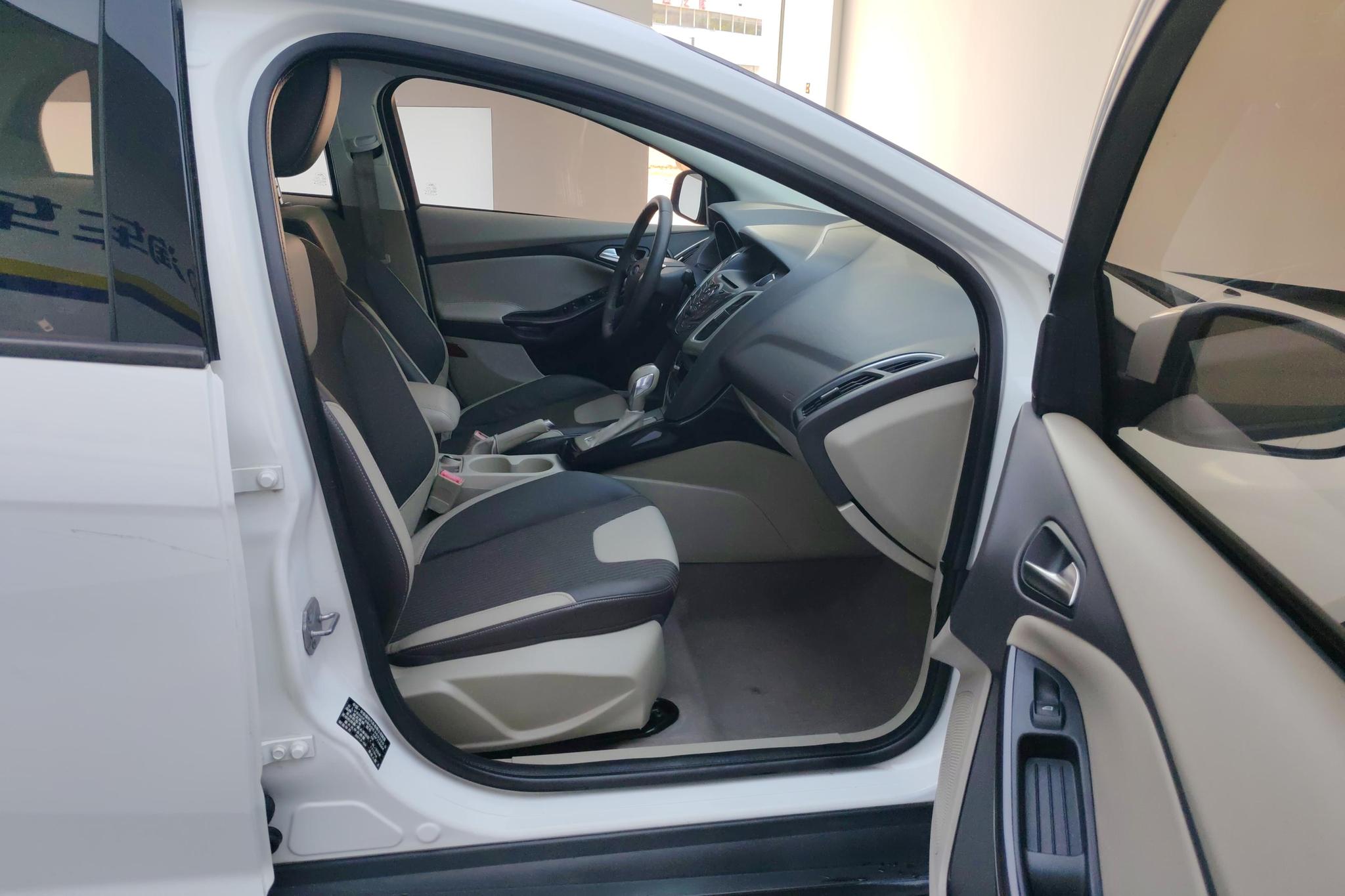 Ford Focus 2012 1.6L AT