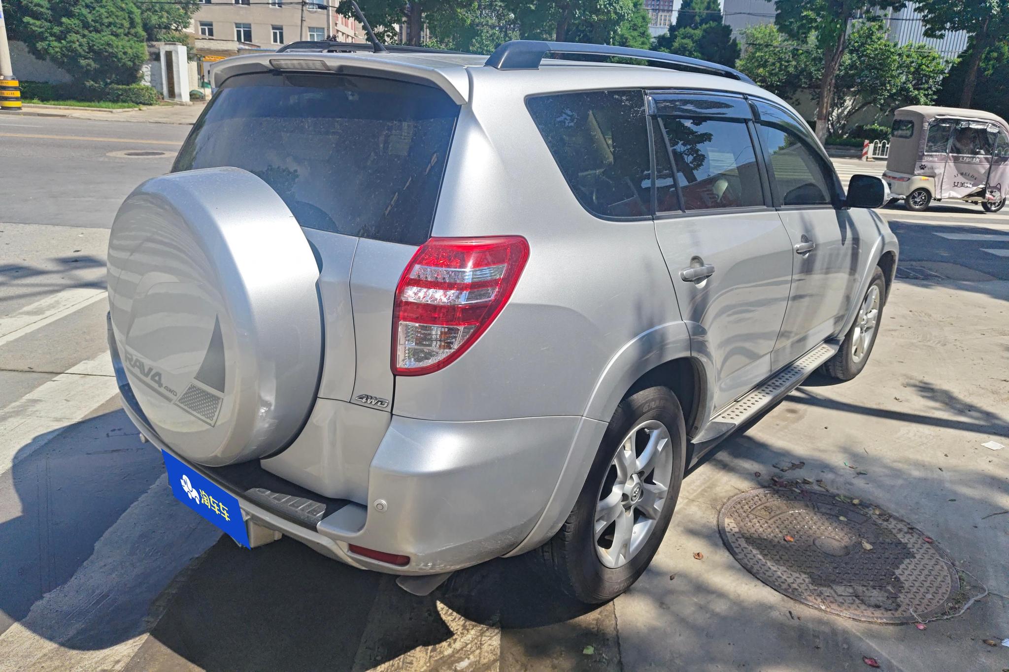 Toyota RAV4 2011 2.4L AT Luxury