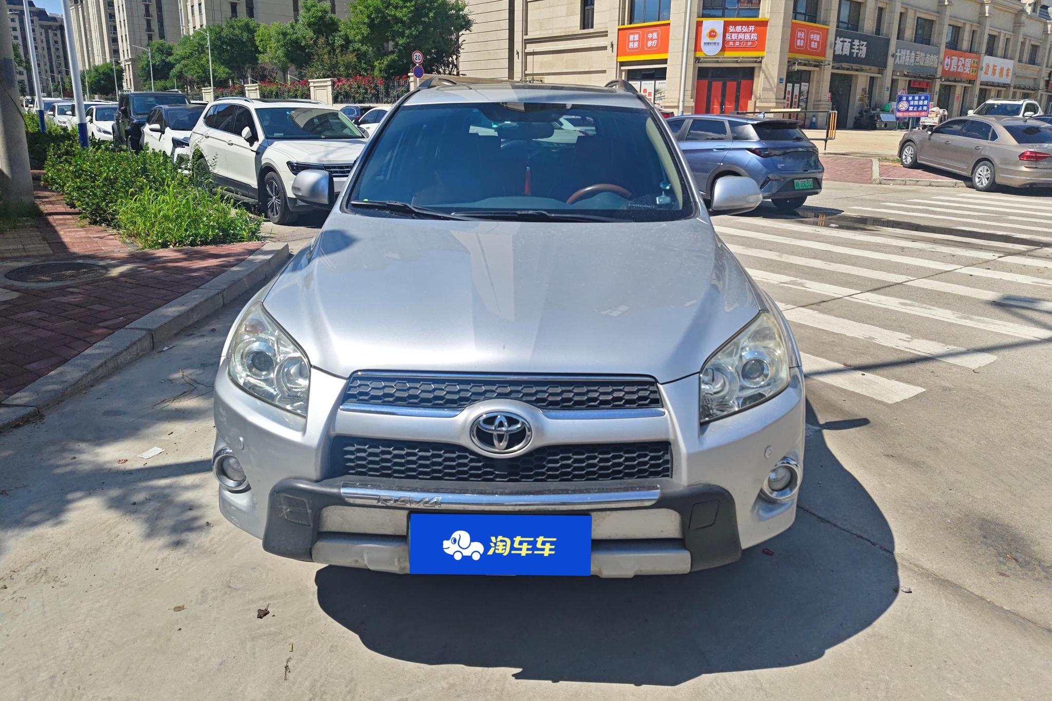Toyota RAV4 2011 2.4L AT Luxury