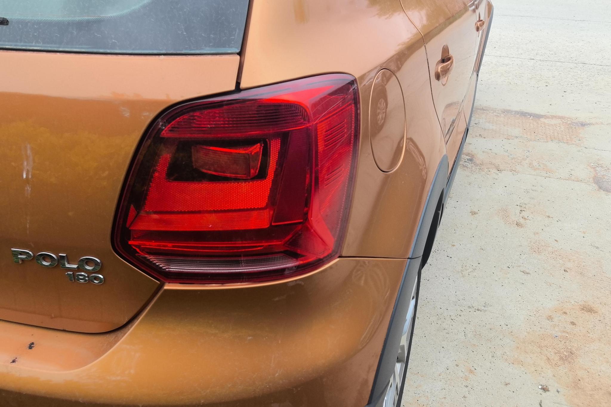 Volkswagen Polo 2016 1.6L Cross Polo AT