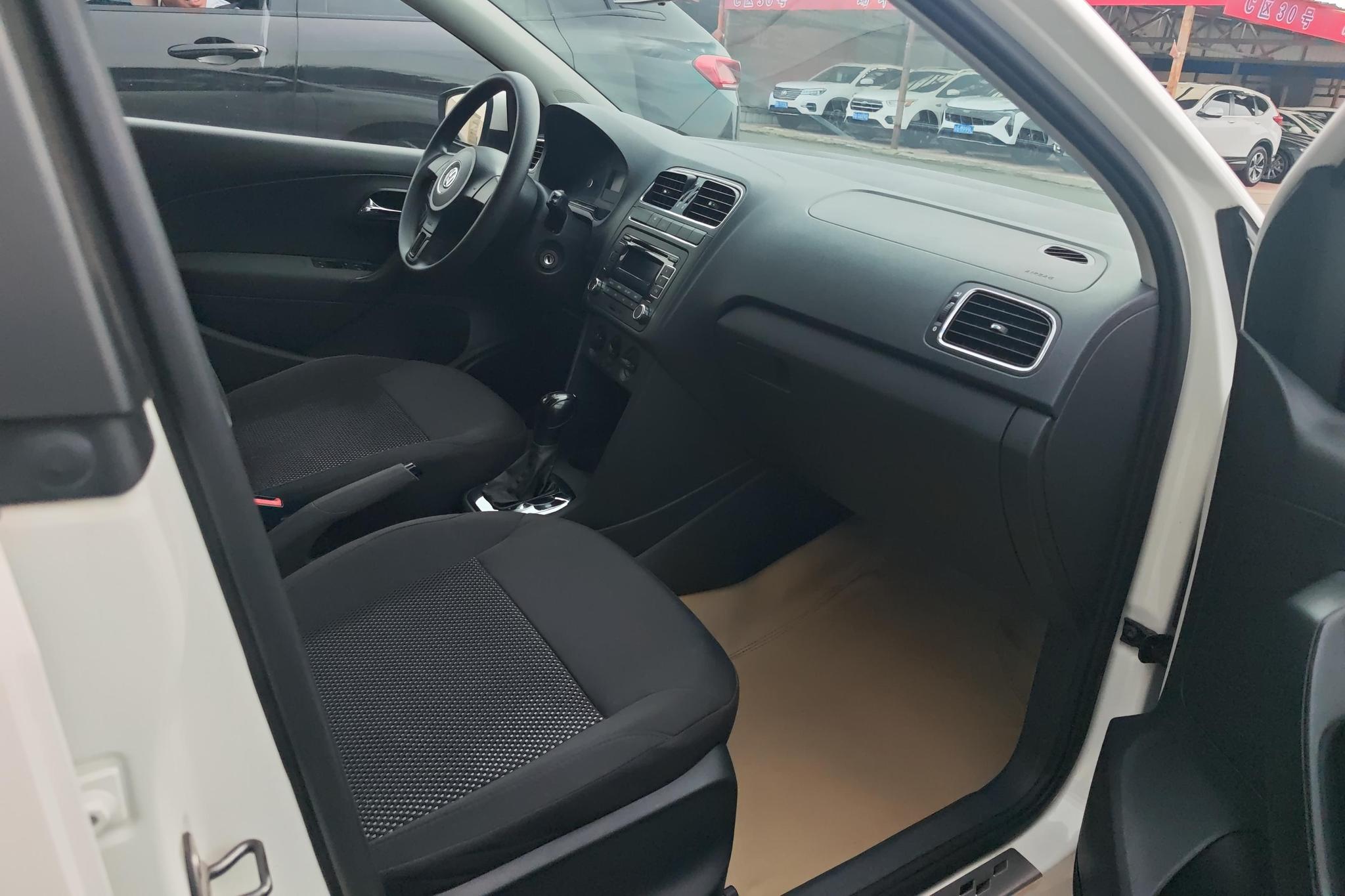 Volkswagen Polo 2011 1.4L AT