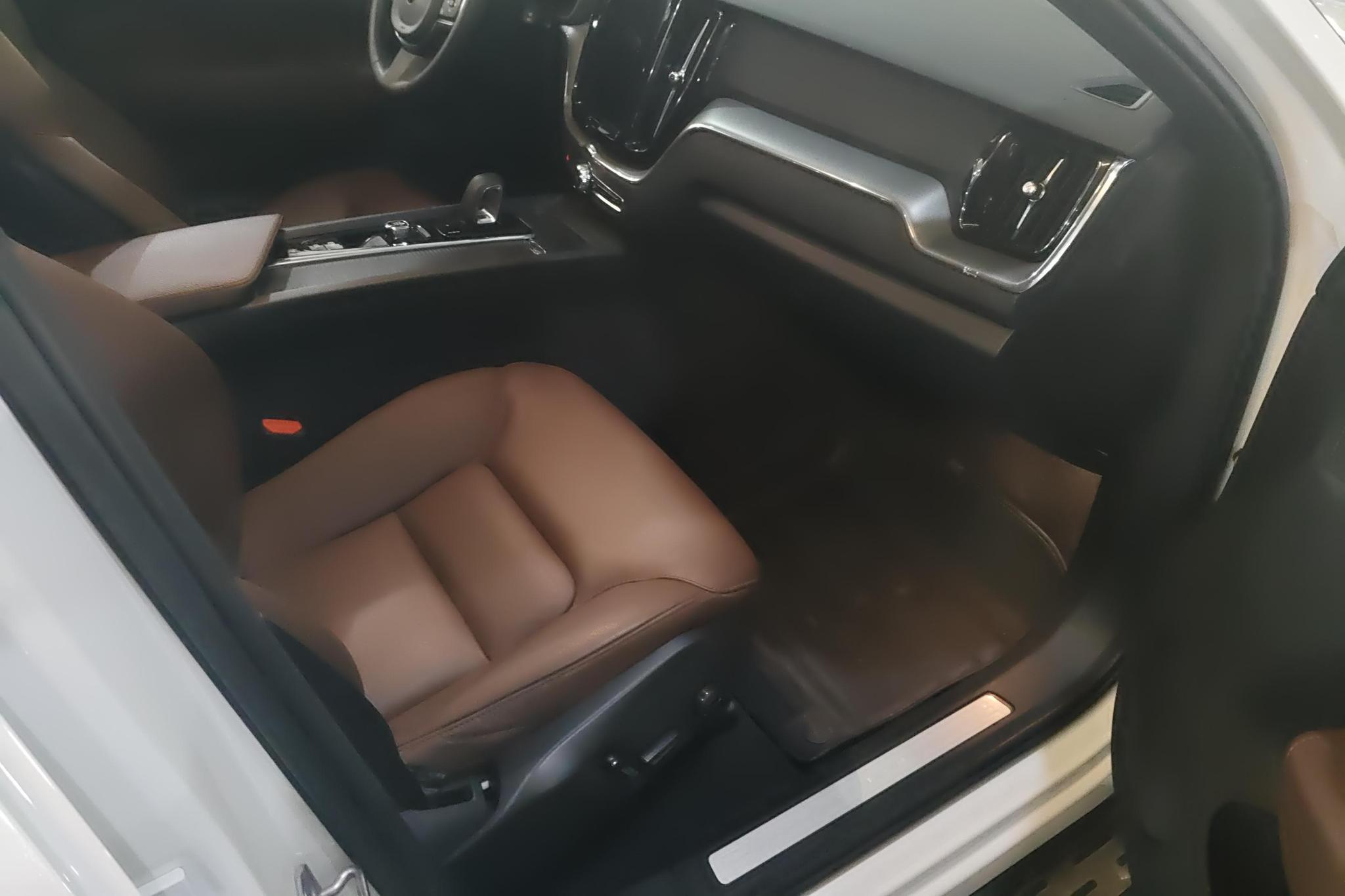 Volvo XC60 2022 B5 Luxury