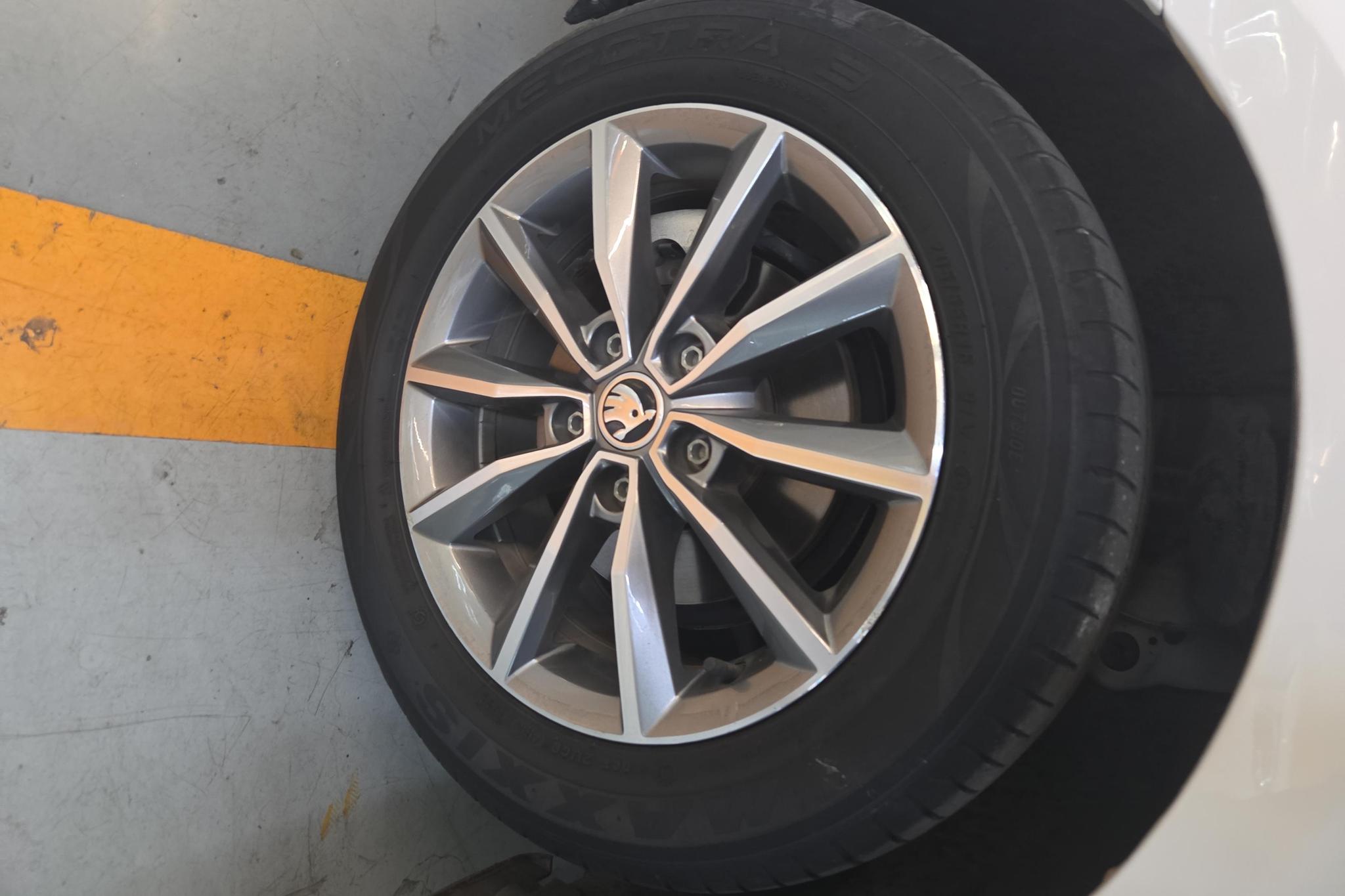 Skoda Octavia 2022 Белый из Китая, фото 3