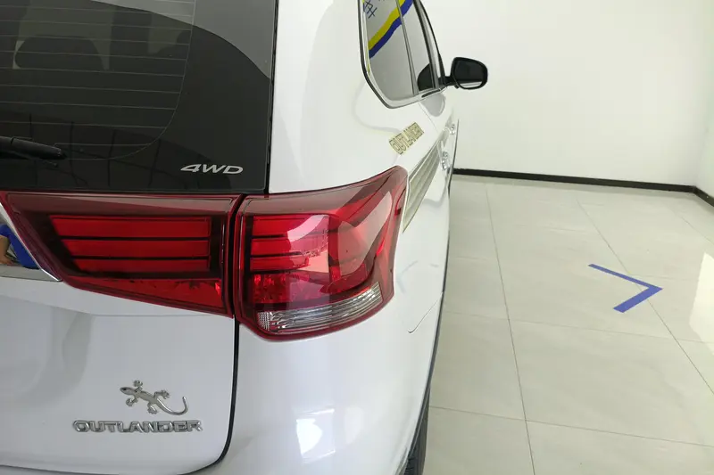 Mitsubishi Outlander — фото 5