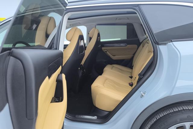 Leapmotor C11 Hybrid 2024 — фото 16