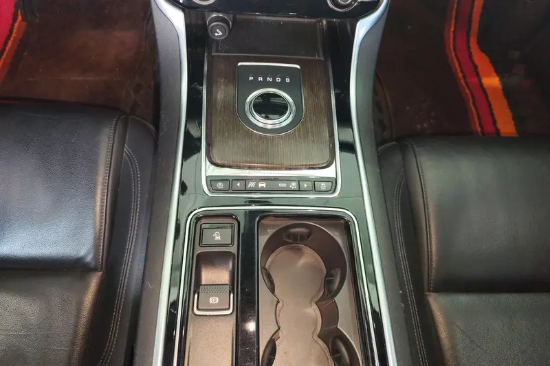 Jaguar XFL 2.0 T 200 PS Elite — фото 8