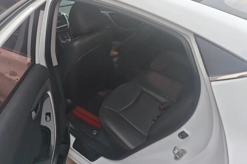 Hyundai Elantra — фото 10