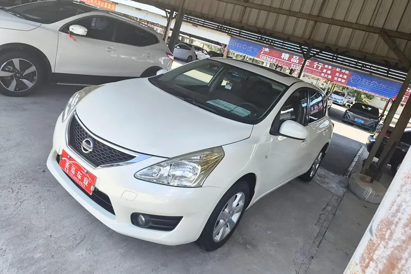 Nissan Tiida — фото 1