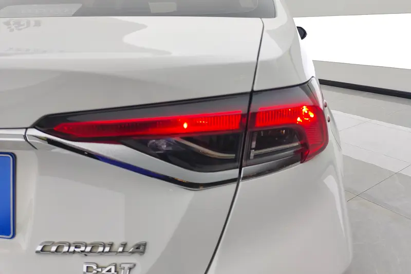 Toyota Corolla — фото 5