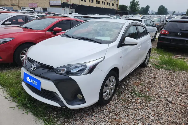 Toyota Yaris L — фото 1