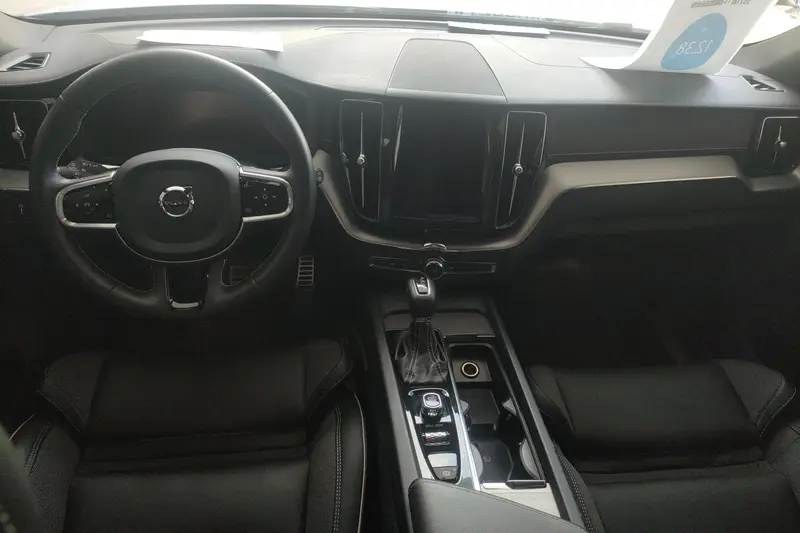 Volvo XC60 — фото 8