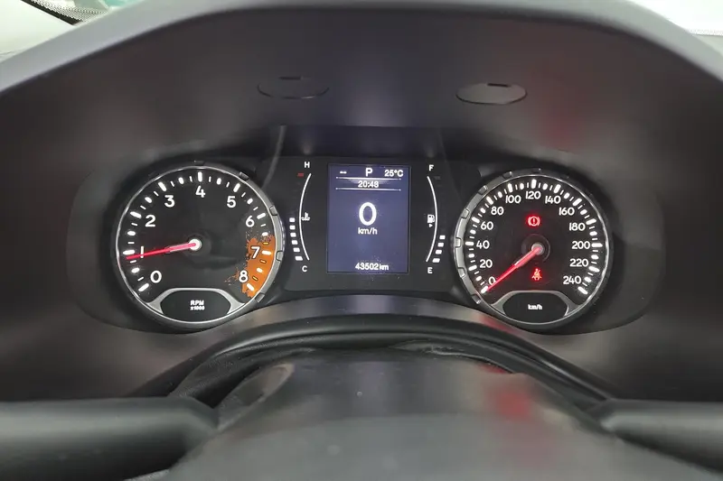 Jeep Renegade — фото 10