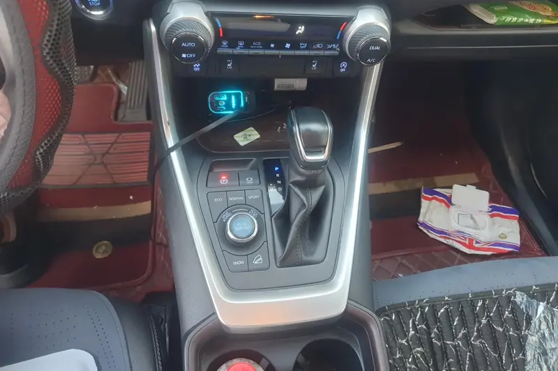 Toyota RAV4 — фото 11