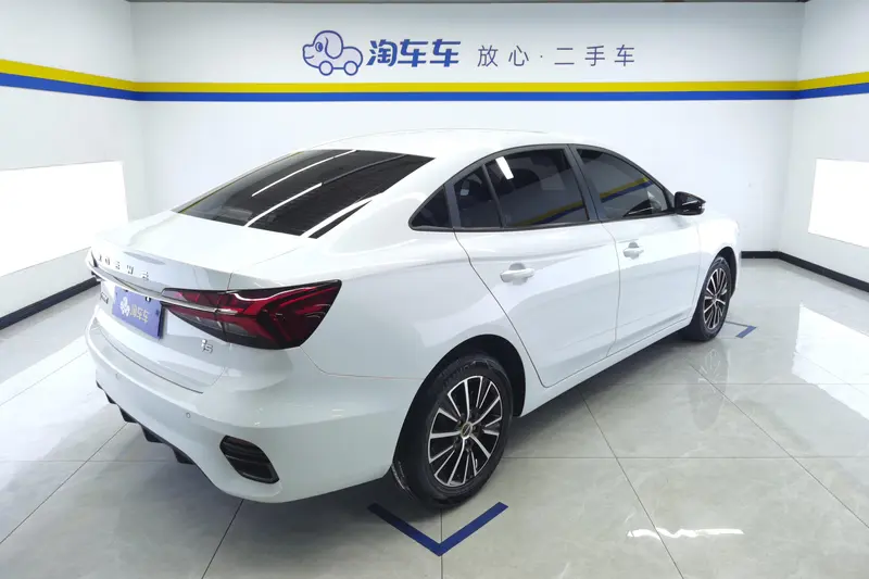 Roewe i5 — фото 3