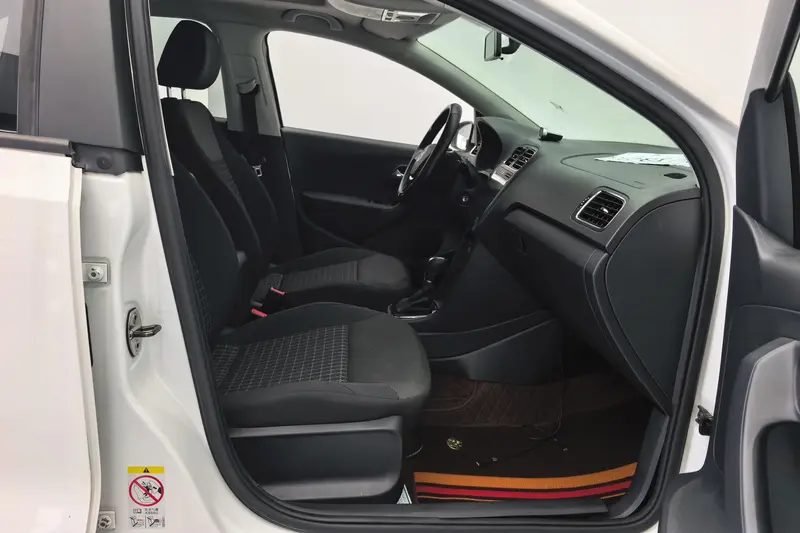 Volkswagen Polo 1.6 L AT Comfort — фото 12