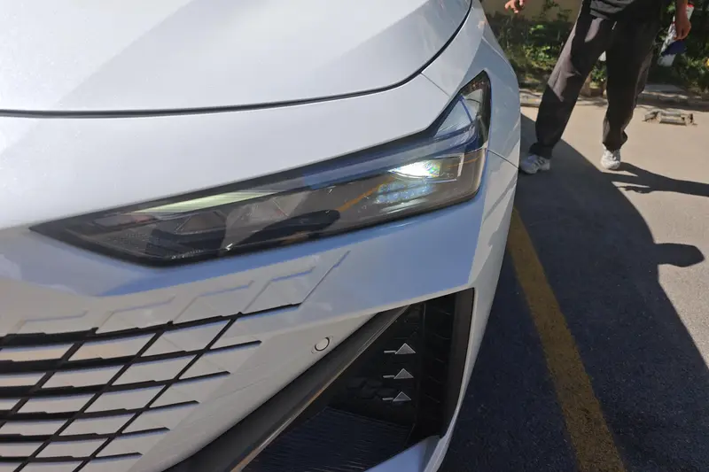 Changan UNI-V 1.5 T Premium — фото 4