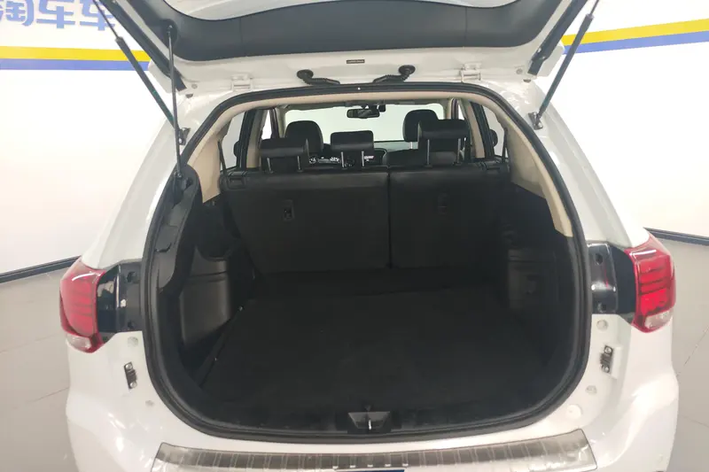 Mitsubishi Outlander — фото 12