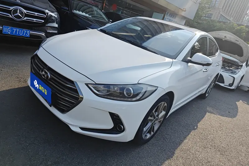 Hyundai Elantra — фото 1
