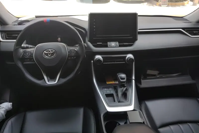 Toyota RAV4 — фото 7