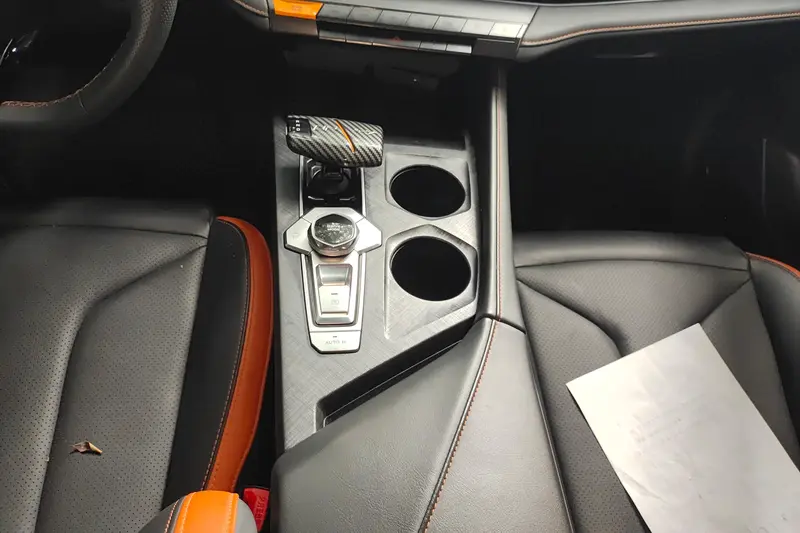 Changan UNI-V 1.5 T Premium — фото 8