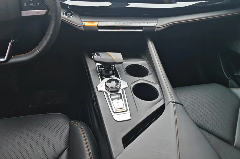 Changan UNI-V 1.5 T Premium — фото 9