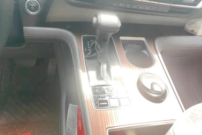Toyota Granvia — фото 11