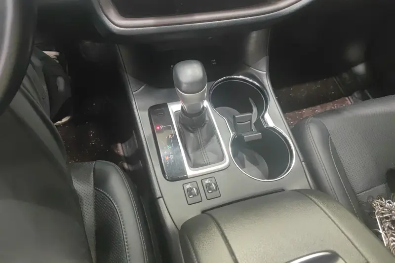Toyota Highlander — фото 11