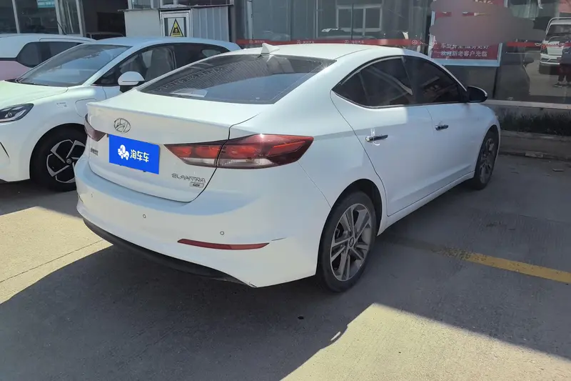 Hyundai Elantra — фото 3