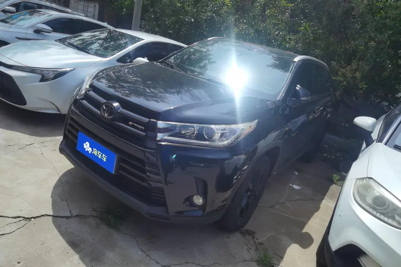 Toyota Highlander — фото 1
