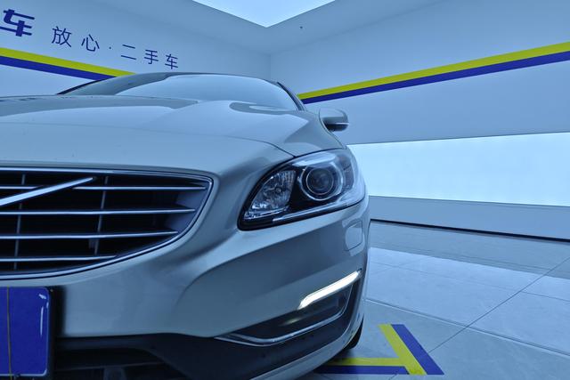 VOLVO S60 2016 — фото 4