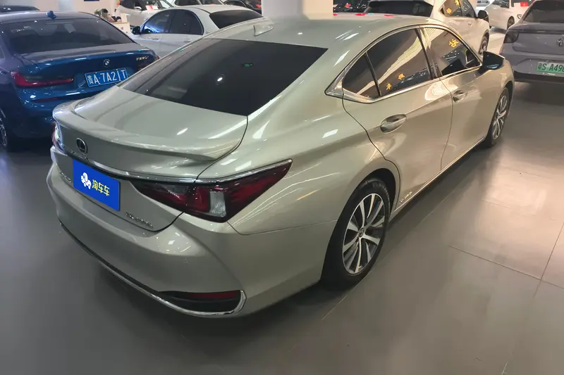 Lexus ES 300h экселленс V — фото 3