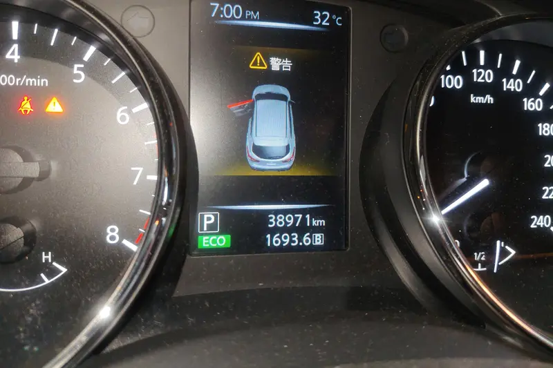 Nissan Qashqai 2.0L CVT люкс V — фото 7