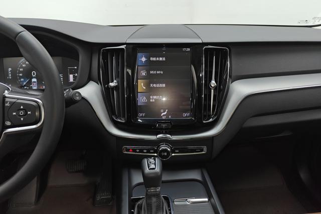 VOLVO XC60 2020 — фото 11