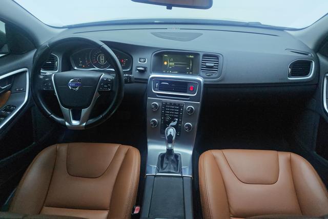 VOLVO S60 2015 — фото 12