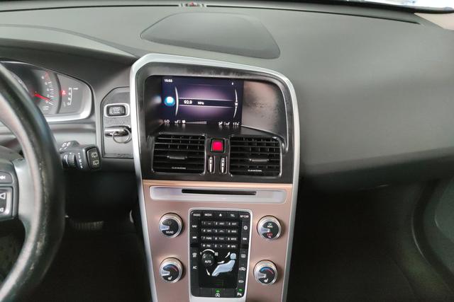 VOLVO XC60 2017 — фото 11