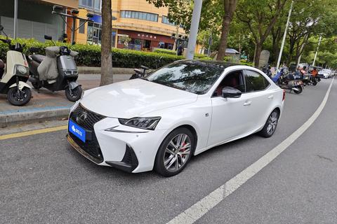 Lexus IS
