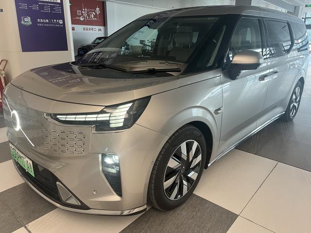 Volvo EM90 2025 года выпуска