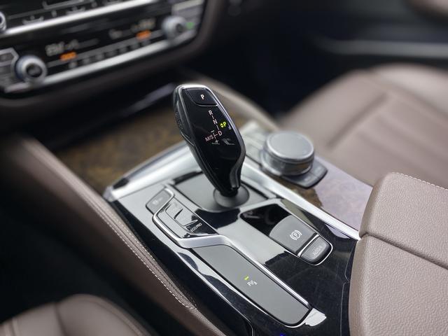 BMW 5 Series 2018 — фото 20