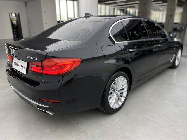 BMW 5 Series 2018 — фото 10