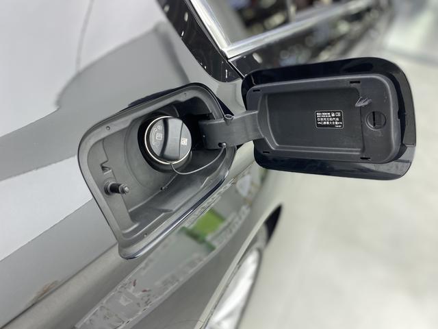 BMW 5 Series 2018 — фото 16