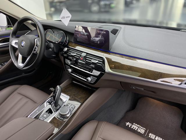 BMW 5 Series 2018 — фото 17