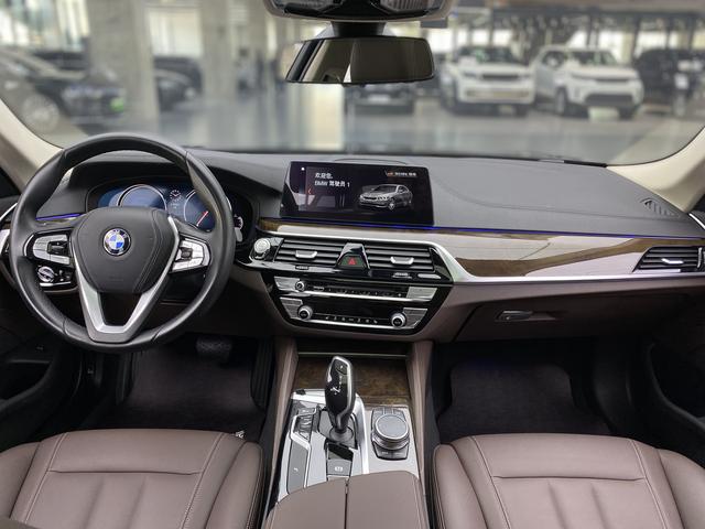 BMW 5 Series 2018 — фото 23