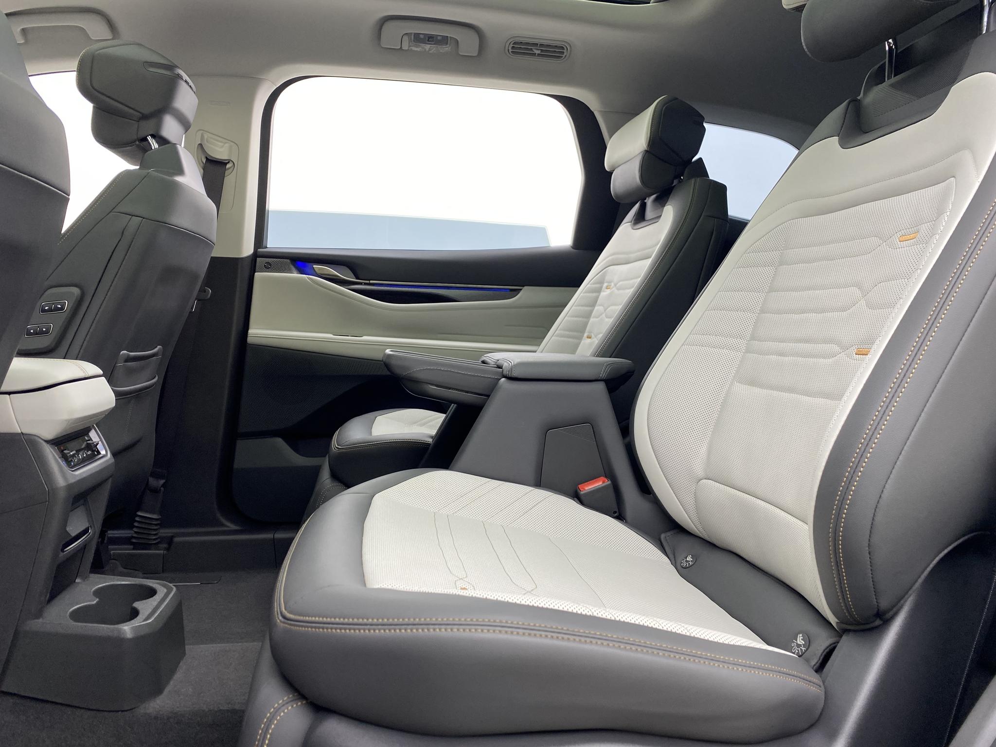 Ford Edge 2023 L 2.0T EcoBoost мест