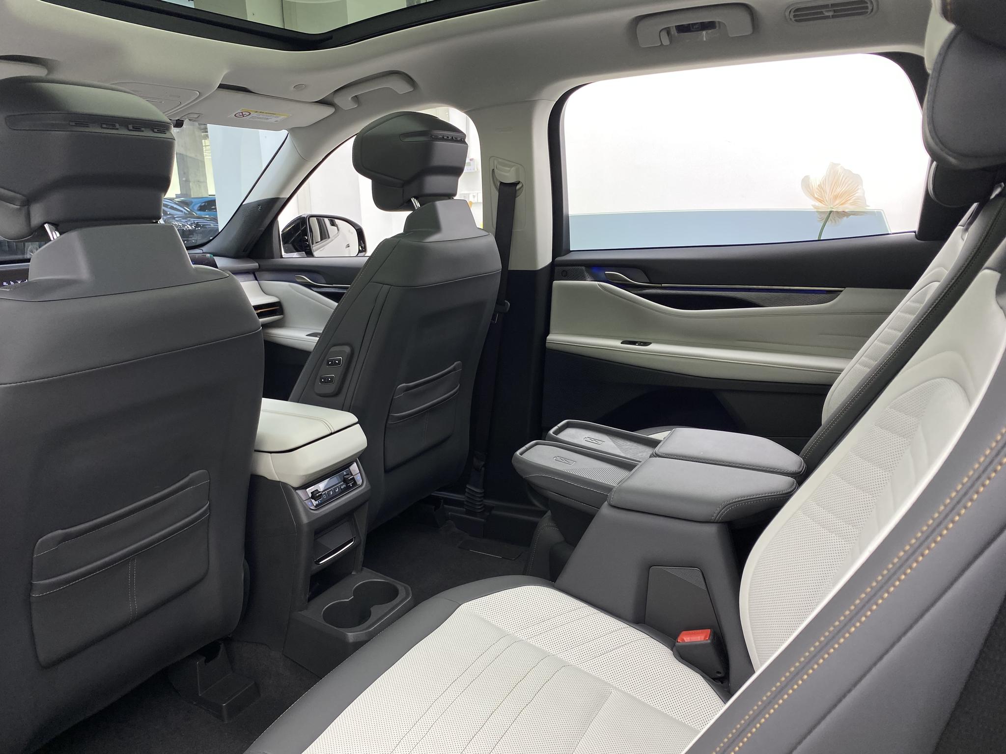 Ford Edge 2023 L 2.0T EcoBoost мест