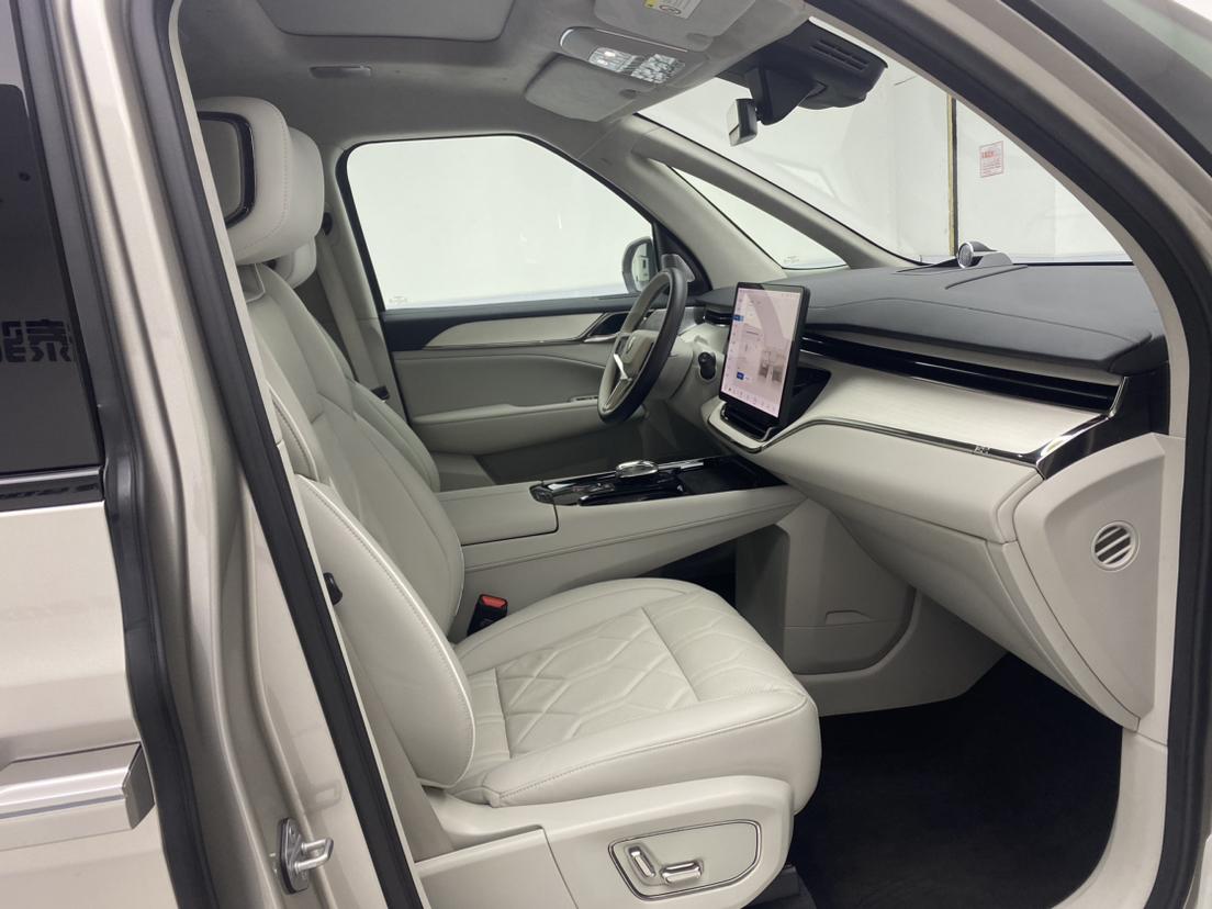 Volvo EM90 2025 Ultra мест